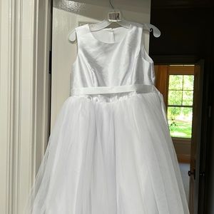 Girls white tulle bridesmaids/flower girl dress. NWT size 12